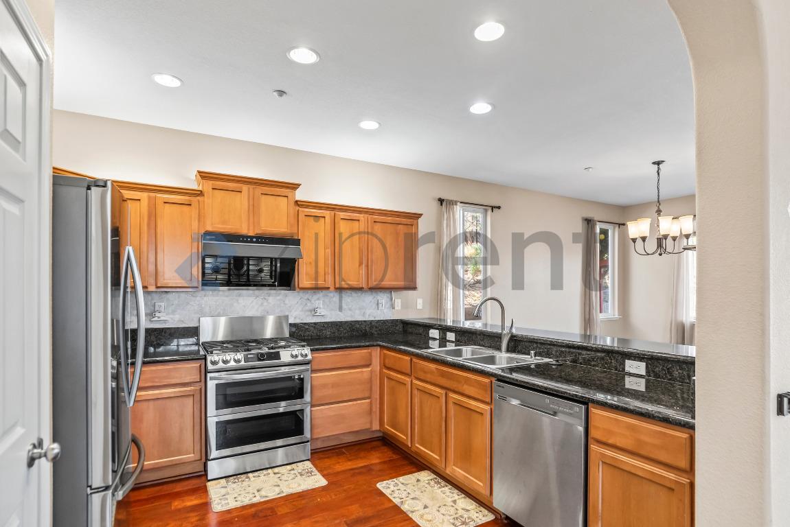 Building Photo - 205 Blum View Dr