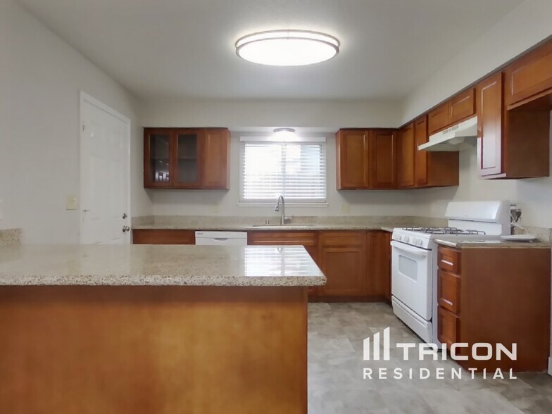 Building Photo - 1678 Maywood Dr