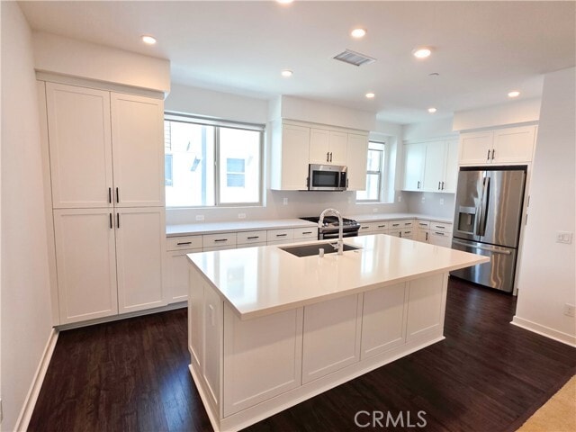 Building Photo - 164 Placemark