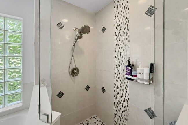 Building Photo - 15622 Cypress Park Dr