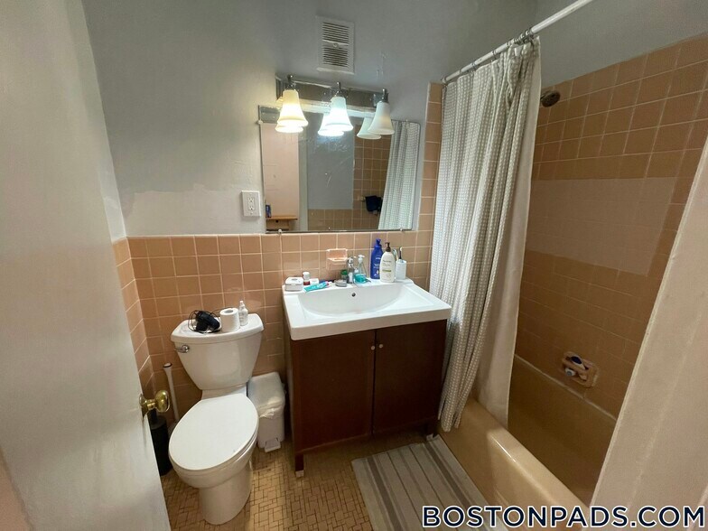 Building Photo - 922 Beacon St