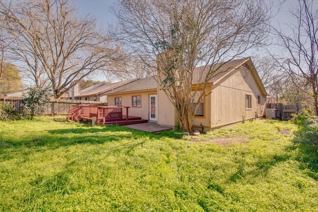 Building Photo - 9805 Briar Ridge Dr