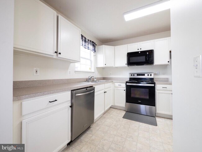 Building Photo - 173 Equestrian Dr