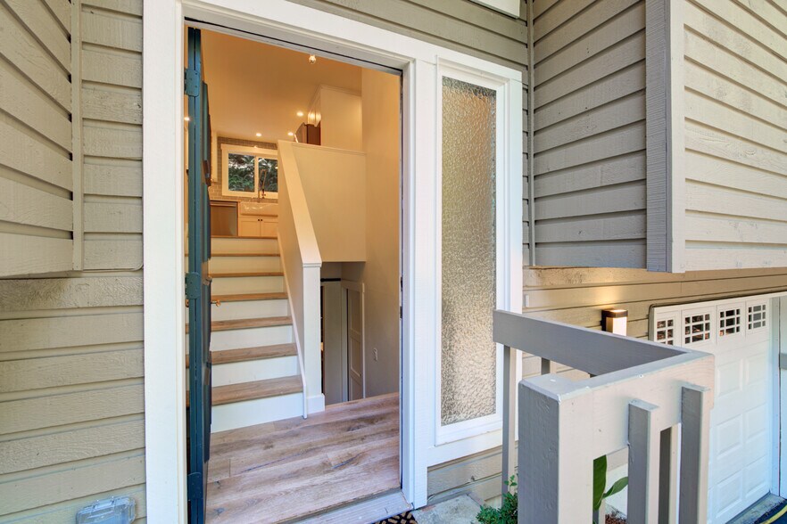 Building Photo - 135 221st Ave NE