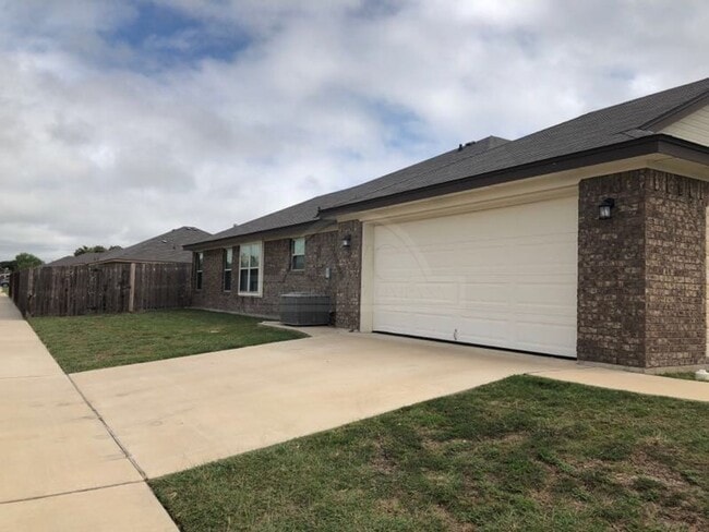 Building Photo - 301 Vega Ln
