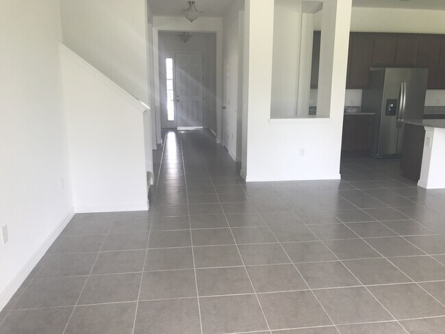 Building Photo - 4 Bedroom at Heart of Windermere!!! Tile t...