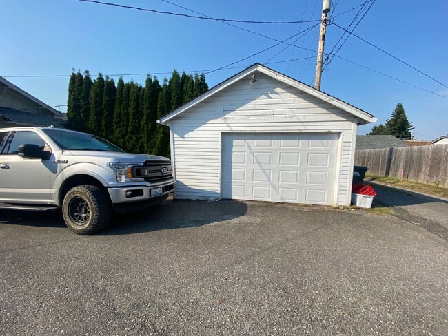 Building Photo - Quiet, Cozy 2-Bedroom Home Located in York...