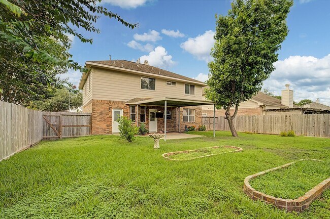 Building Photo - 10840 Sycamore Dr N