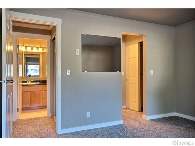 Building Photo - 2 Bed 1 Bath Condo in Remodeled Esplanade ...