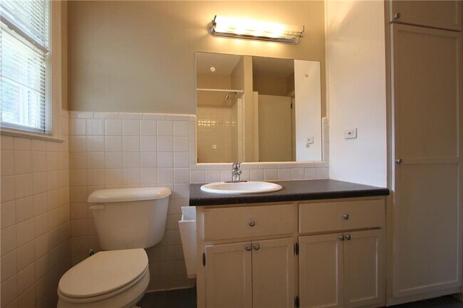 Building Photo - 2944 Piedmont Dr