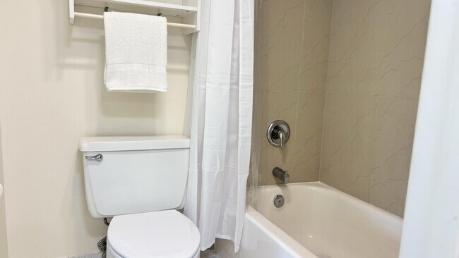 Building Photo - 4657 Fountains Dr S