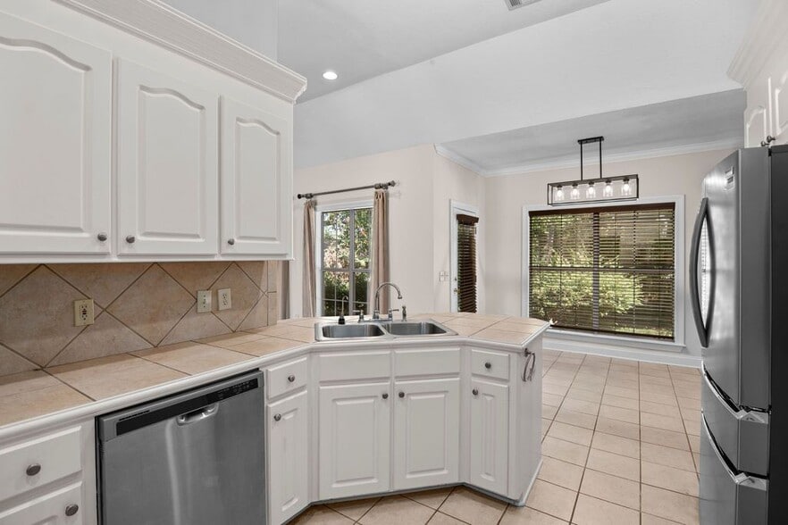 Building Photo - 102 Avery Forest