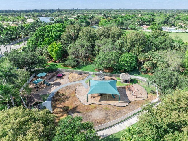 Building Photo - 4013 Pine Ridge Ln
