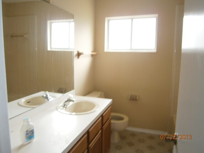 Building Photo - 3/2 Single Family Home with EXTRA Large Backyard