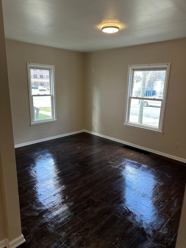 Building Photo - 554 W Station St