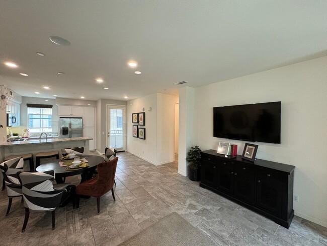 Building Photo - Stylish & Fully Furnished 2-Bed, 3-Bath To...