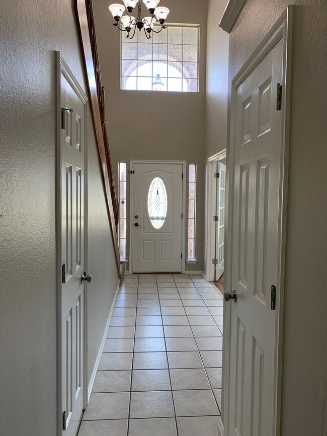 Building Photo - Spacious 4-bedroom home offers an easy com...