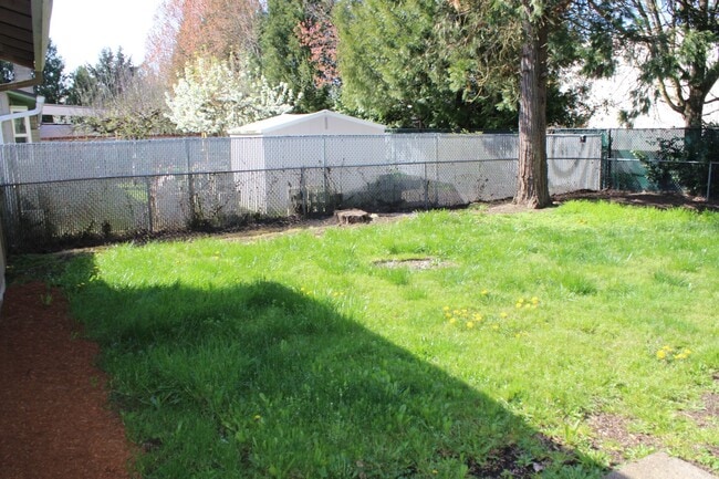 Building Photo - 4 bedroom, 2 bath home near Intel in Hillsboro