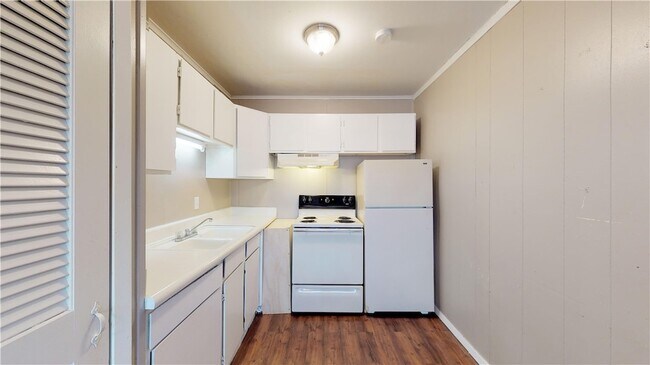 Building Photo - 204 Lynn Dr