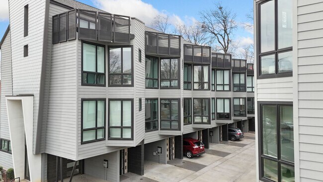 Building Photo - Modern Townhome with Roof Terrace in Dilworth Neighborhood Charlotte NC