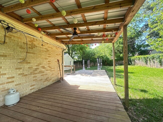 Building Photo - Spacious 2 Bedroom