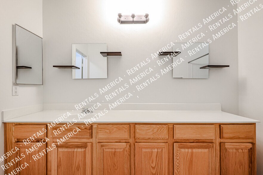 Building Photo - 1491 S Swallow Ln