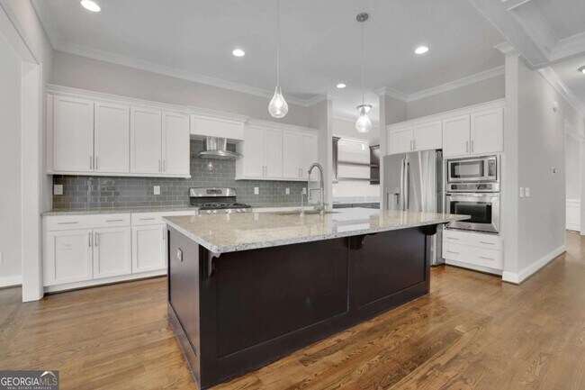 Building Photo - 3245 Lynwood Dr NE