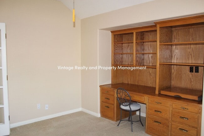 Building Photo - Top Of The Line Big 2/3 Bedroom Single Story Home Ready to Go!!!