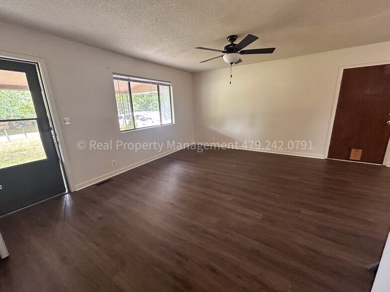 Building Photo - 526 E El Paso St