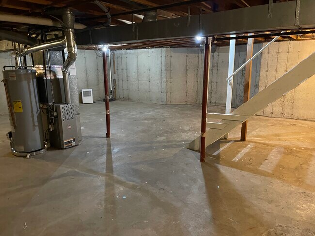 Building Photo - 4475 W Milham Ave