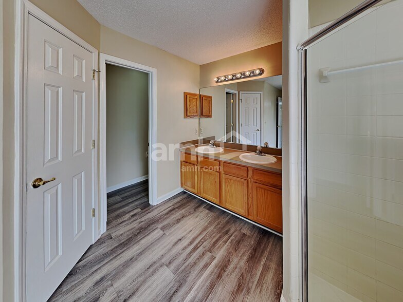 Building Photo - 685 Mackenzie Cir