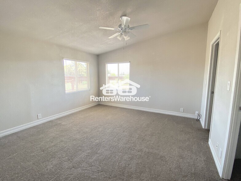 Building Photo - 39942 N Kennedy Dr