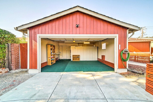 Building Photo - 2475 Armstrong Pl