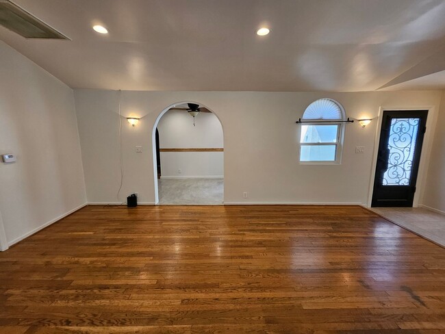 Building Photo - New Listing: Cozy 3-Bedroom, 3-Bathroom Ho...