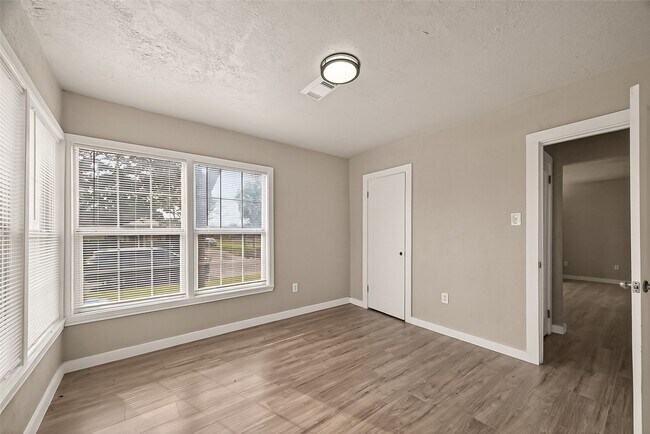 Building Photo - 1221 Parkway Dr