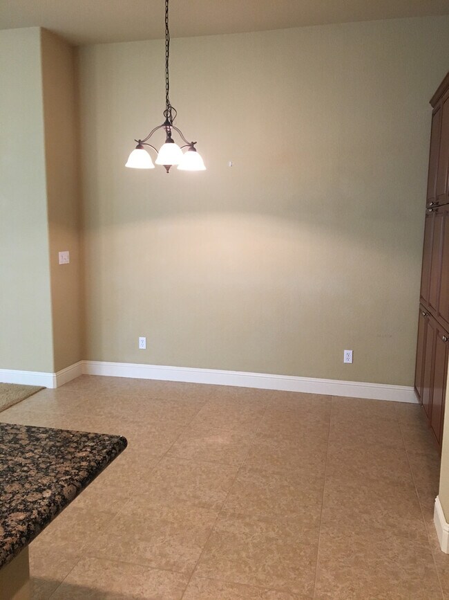 Building Photo - Gorgeous Folsom Home close to shopping,schools, and more!