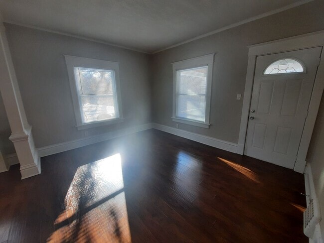 Building Photo - 2 Bedroom, 1 Bathroom home near Drake Univ...