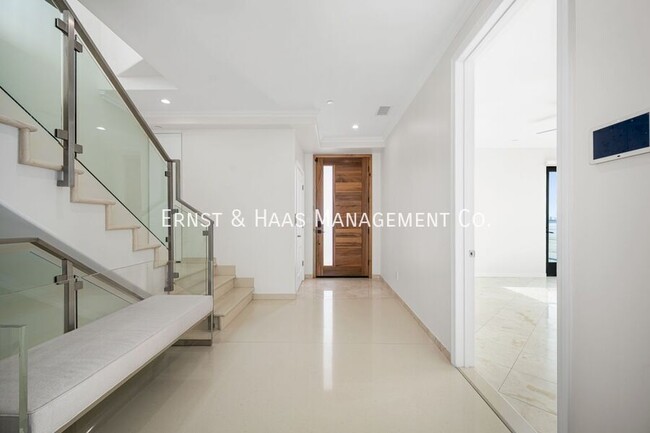 Building Photo - 1724 Bluff Pl