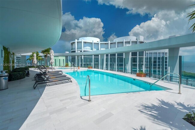 Building Photo - 2831 S Bayshore Dr