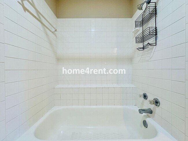 Building Photo - Beautiful, Spacious Home w/ Open Floor Pla...