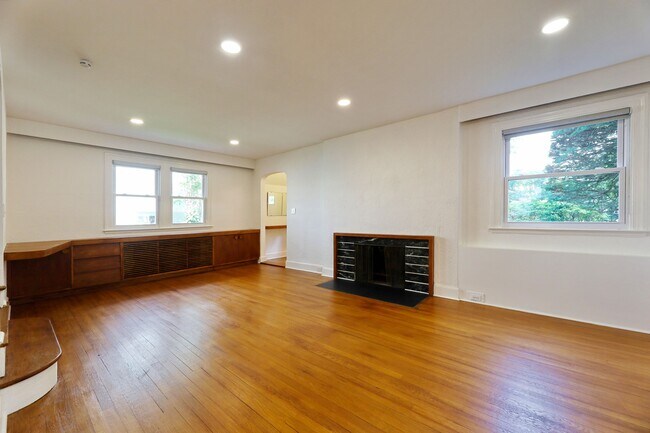 Building Photo - 1272 E Laurelton Pkwy