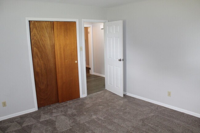Building Photo - 2 BR Duplex in Avon!
