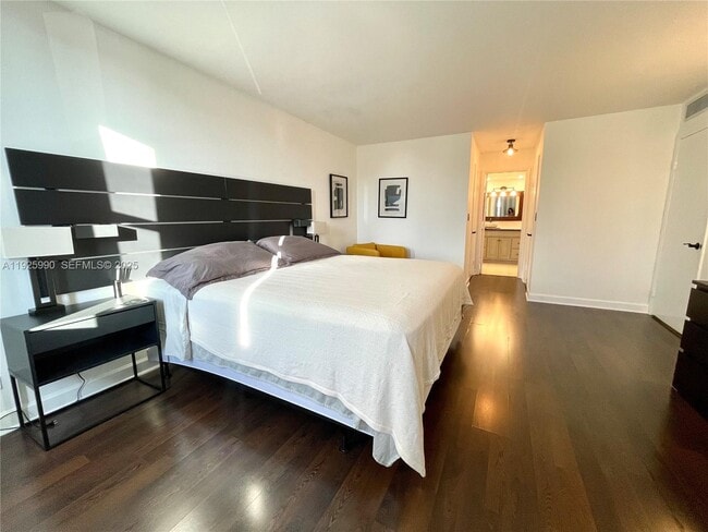 Building Photo - 10101 E Bay Harbor Dr