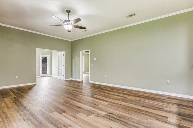 Building Photo - Great Home in the Tiger Point community of Champions Green!