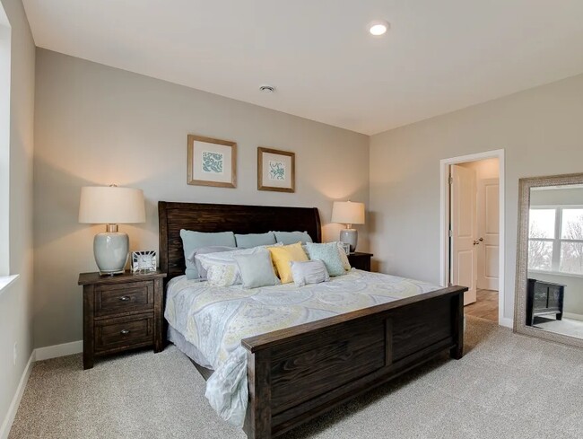 Building Photo - 1st Month Free! Charming, Sophisticated Ho...