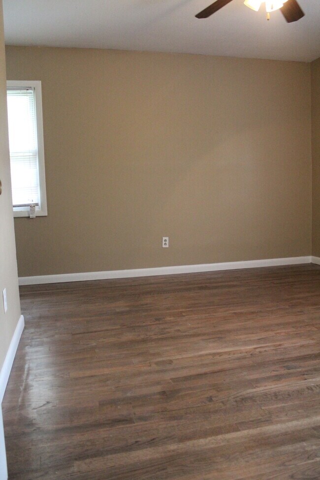 Building Photo - Ireland Dr. area