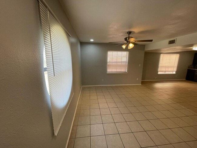 Building Photo - 3505 N 23rd Ln, unit 210
