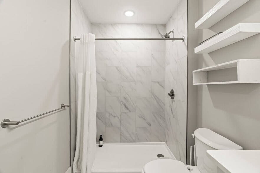 Building Photo - 901 Canal St