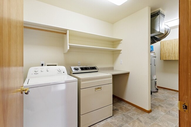 Building Photo - Mountain Meadows 2 Bedroom, 2 Bath Condomi...