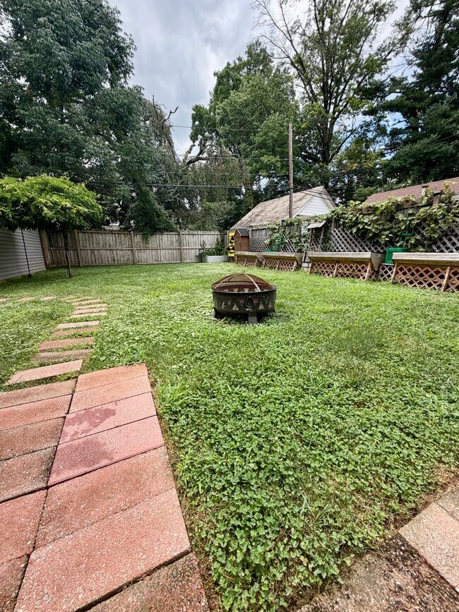 Building Photo - Stunning 4-Bed/2-Bath Home in the heart of Lansdowne! Available First Week of September!